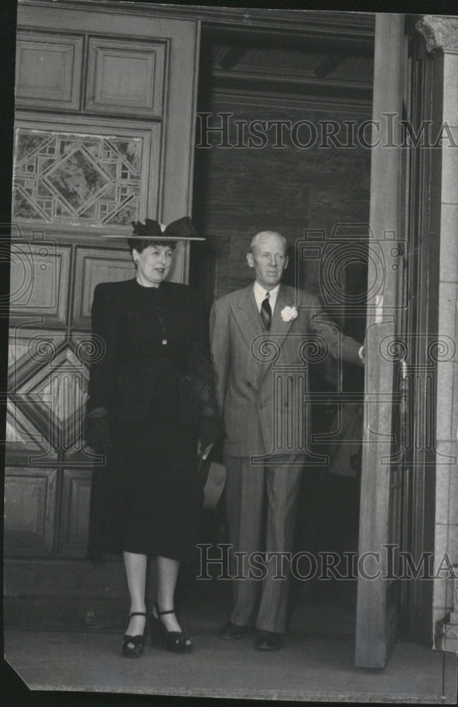 Press Photo Lady Black Dress Hat Tall Doors Man - RRV10727 - Historic Images