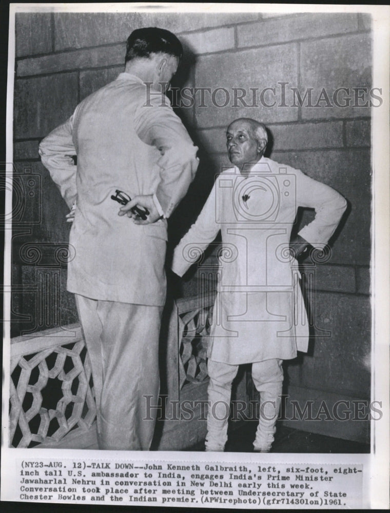1961 Press Photo US Galbraith &amp; Nehru Talk New Delhi - RRV10887 - Historic Images