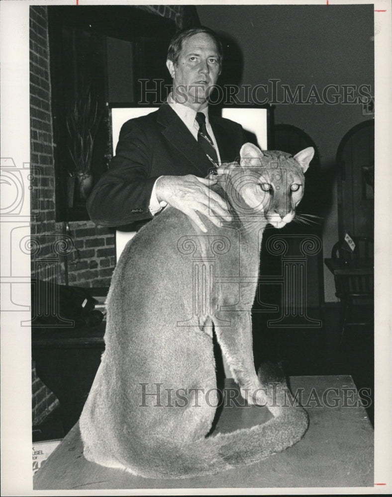 1986 Press Photo Jim Fowler Wild Kingdom Animal Expert - RRV10921 - Historic Images