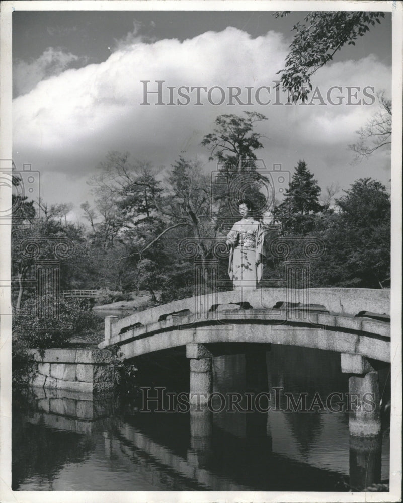 1953 Press Photo Kyoto Japan Public Garden Bridge - Historic Images