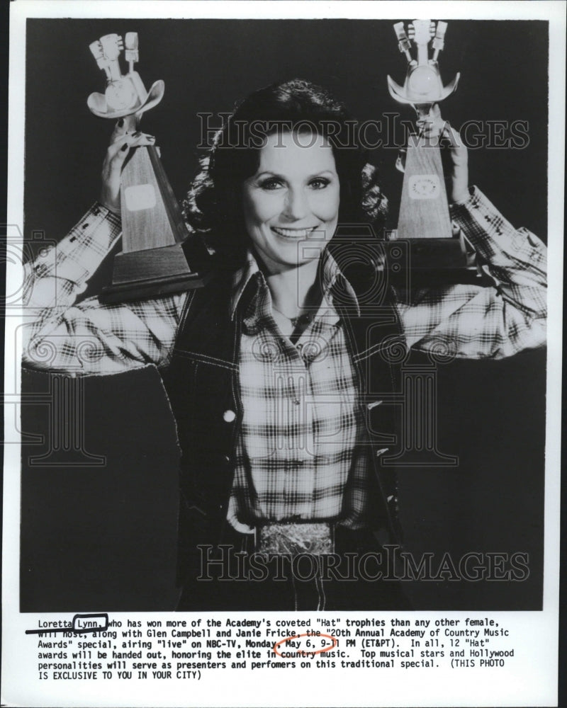 Press Photo Loretta Lynn Country Music Awards Host - RRV11379 - Historic Images