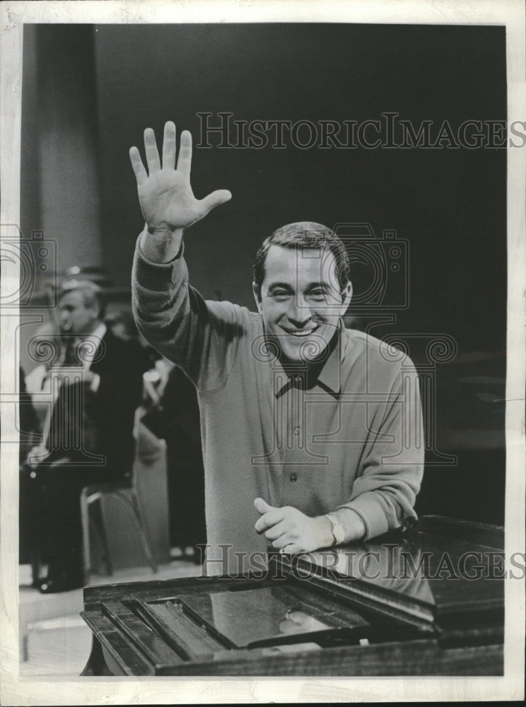 1958, singer/TV personality Perry Como - RRV11723 - Historic Images