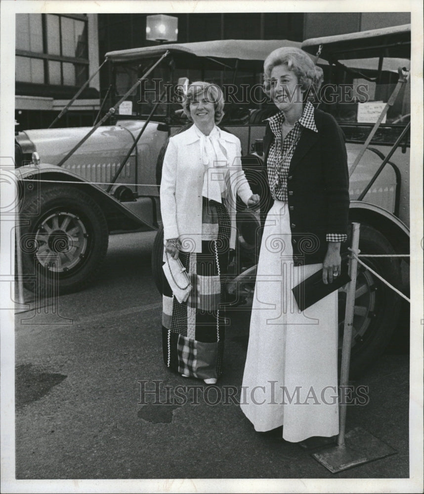 1975 Press Photo Classic Car Auction Regency Inn - Historic Images