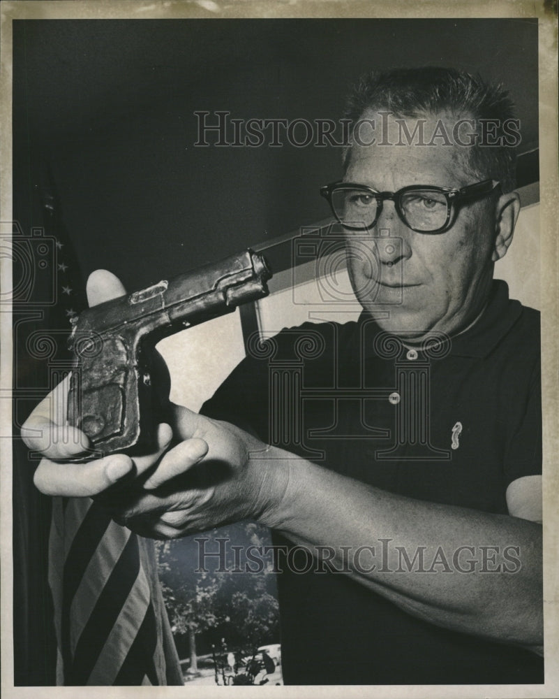 1981, Sheriff Holding Soap Gun Escape Try - RRV12491 - Historic Images