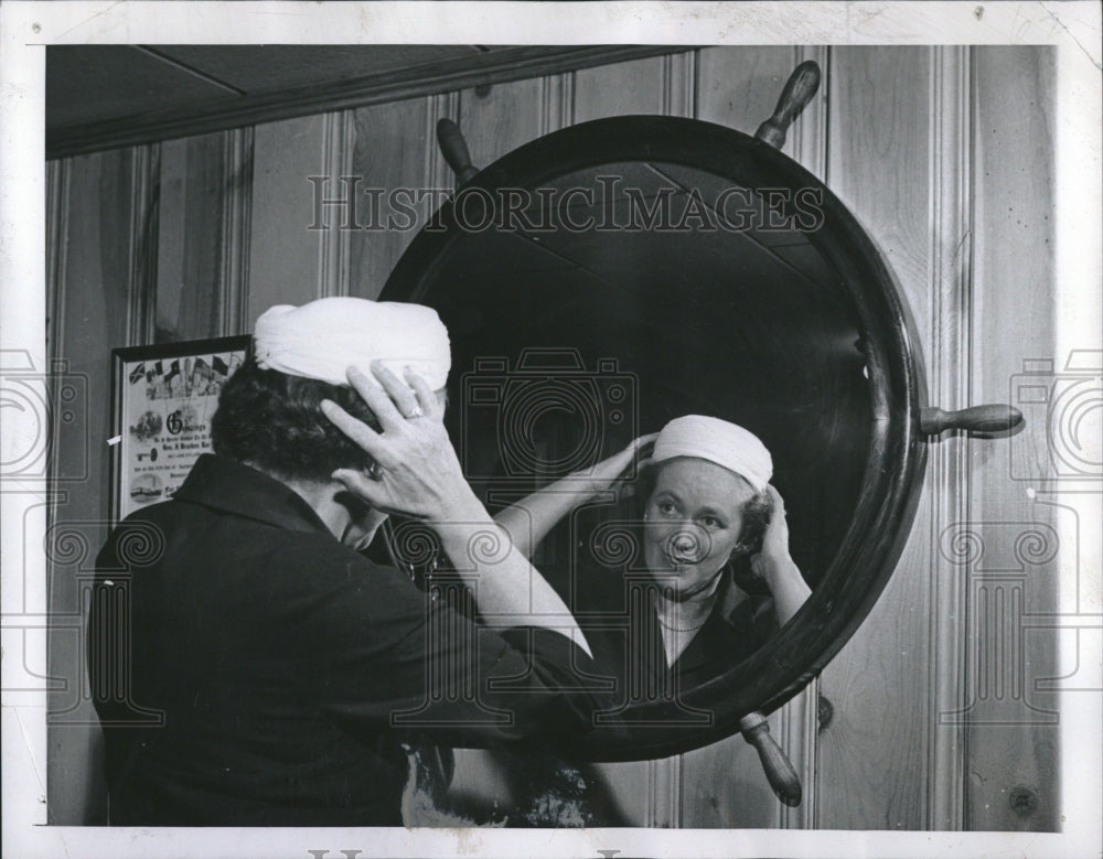 1960 Press Photo Margaret Lee mirror frame routine Hat - Historic Images