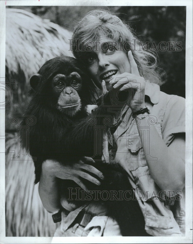 1980, Linda Gray Stars Scientist Chimpanzee - RRV13309 - Historic Images