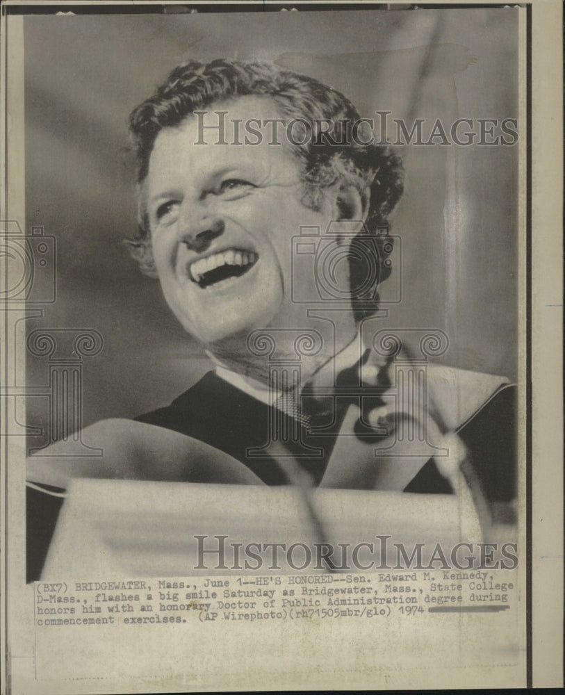 1974 Sen Edward Kennedy College doctor Mass - Historic Images