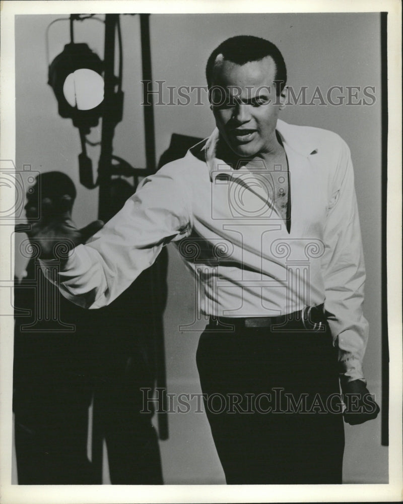 1960 Press Photo Harry Belafonte Singer Songwriter - RRV14941 - Historic Images