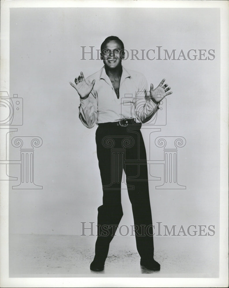 1960 Press Photo Harry Belafonte American Singer Actor - RRV14945 - Historic Images