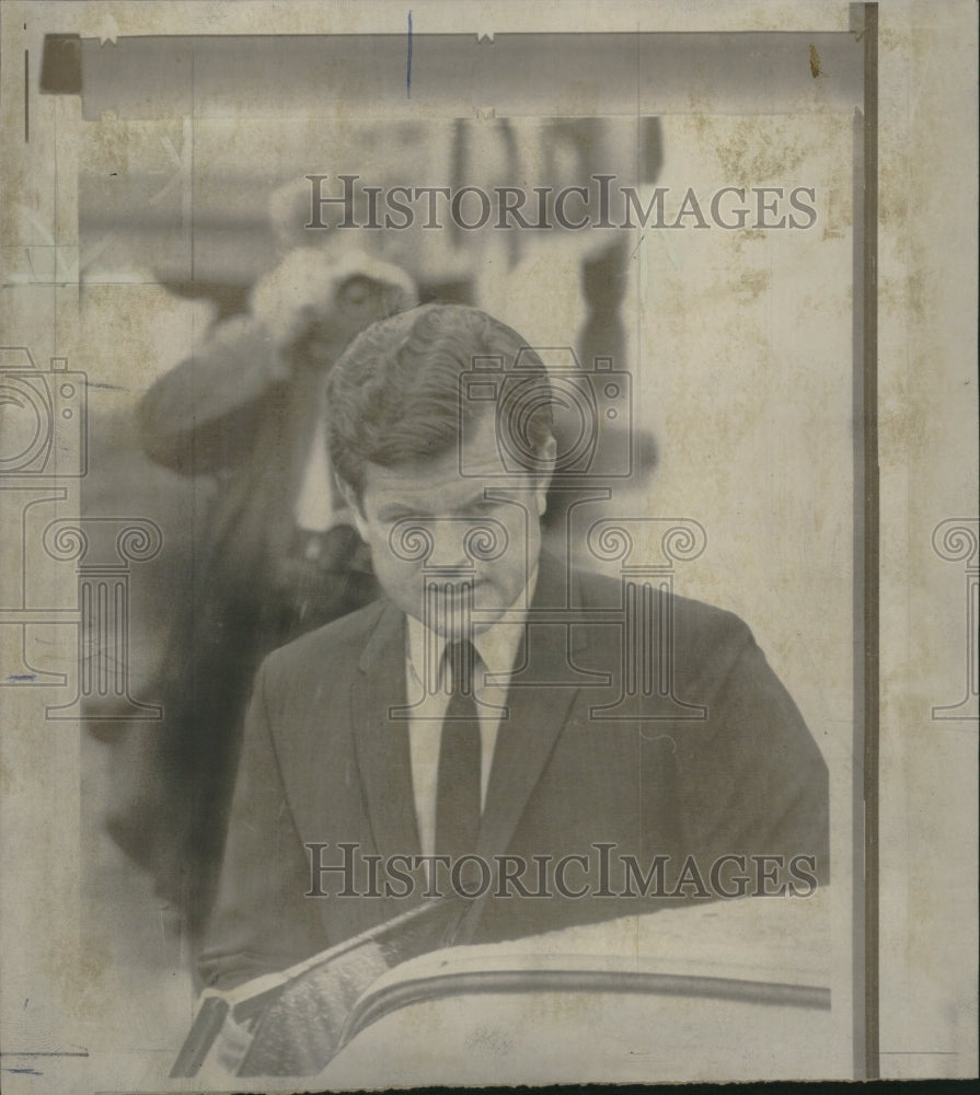 1968 Press Photo Sen Edward M Kennedy Hyannis Airport - Historic Images