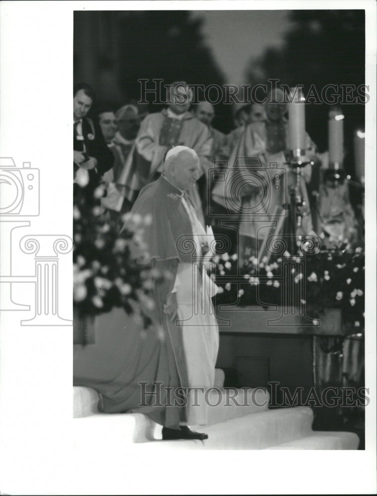 1992 Pope John Paul II Descending Stairs - Historic Images