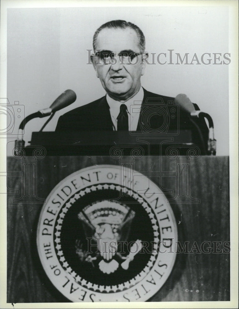 1985 Pres Johnson Addressing Vietnam War - Historic Images