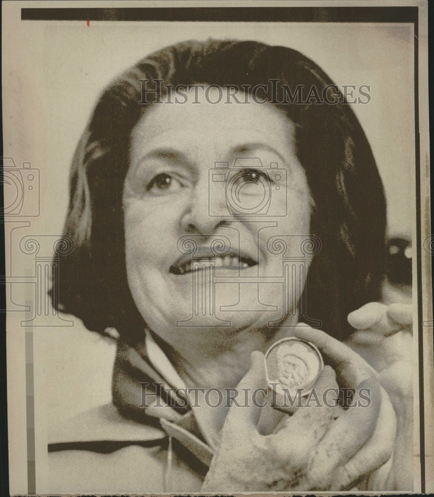 1975 Lady Bird Johnson Gold Medal President - Historic Images