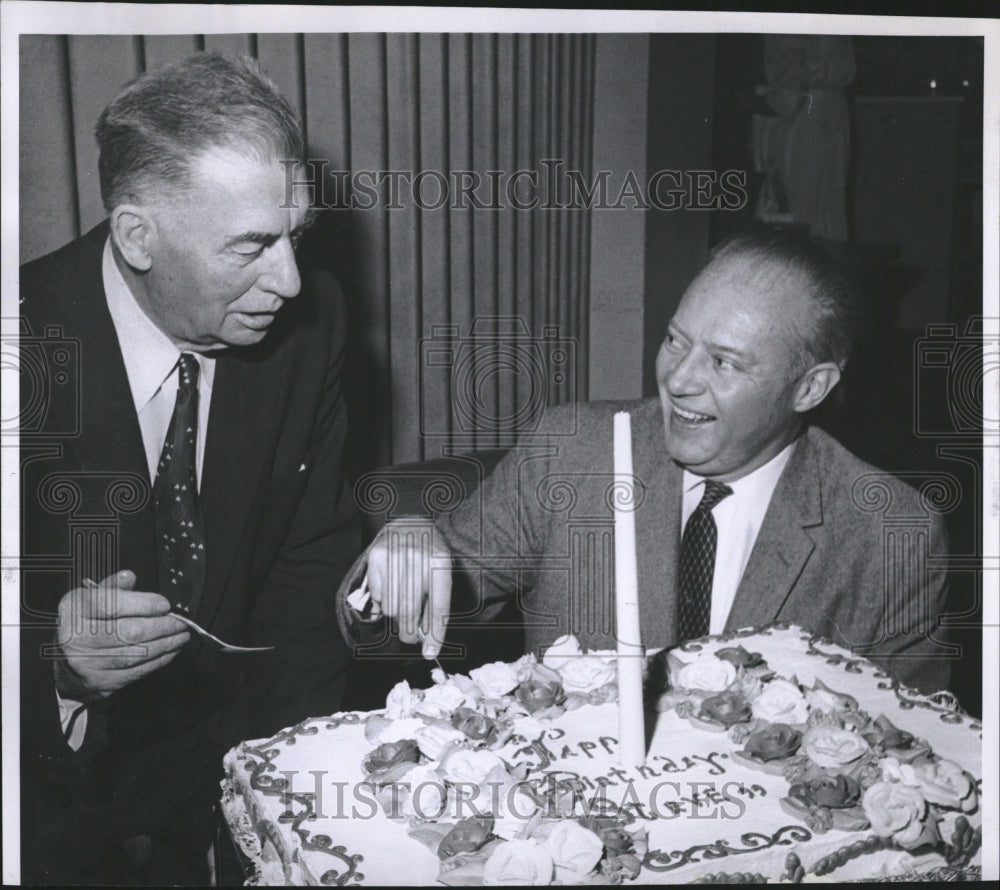 1960 Press Photo Mc Nicholas Stephens Cut Cake Eve Gov - RRV16715 - Historic Images