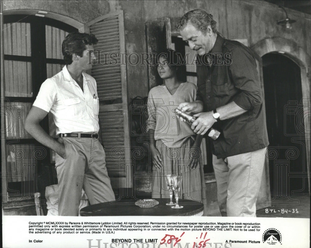 1983, Michael Caine Pours Champagne Richard - RRV16883 - Historic Images