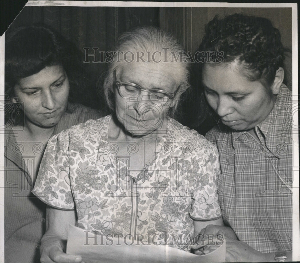 1953 Press Photo Mrs Grace Contreras Tries Blink News - RRV17035- Historic Images