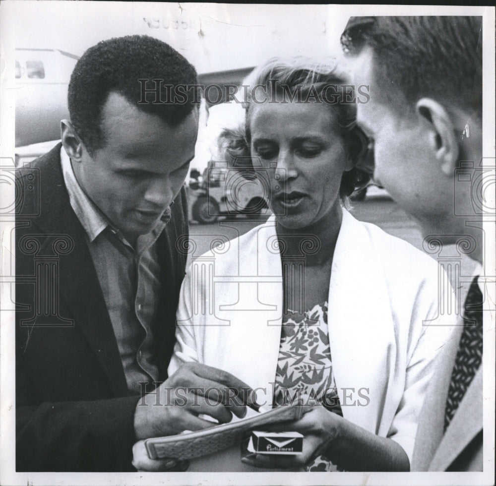 1959 Fans Greet Belafonte Red Rocks Harry - Historic Images