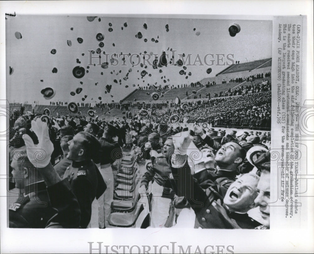 1965 Press Photo Graduation Completion Ceremony. - RRV18067 - Historic Images