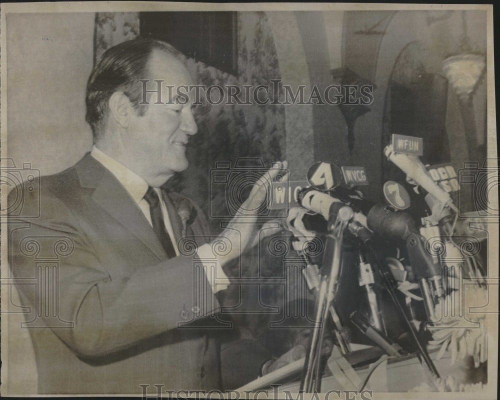 1969 Press Photo Pasture Hubert Humphrey Favor Sad Help - Historic Images