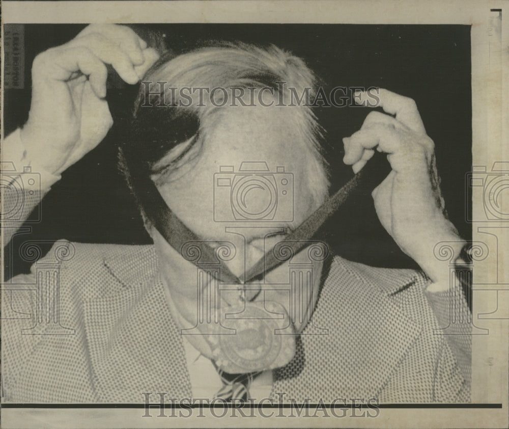 1975 Press Photo Senator Medal Hubert Humphrey Public - Historic Images