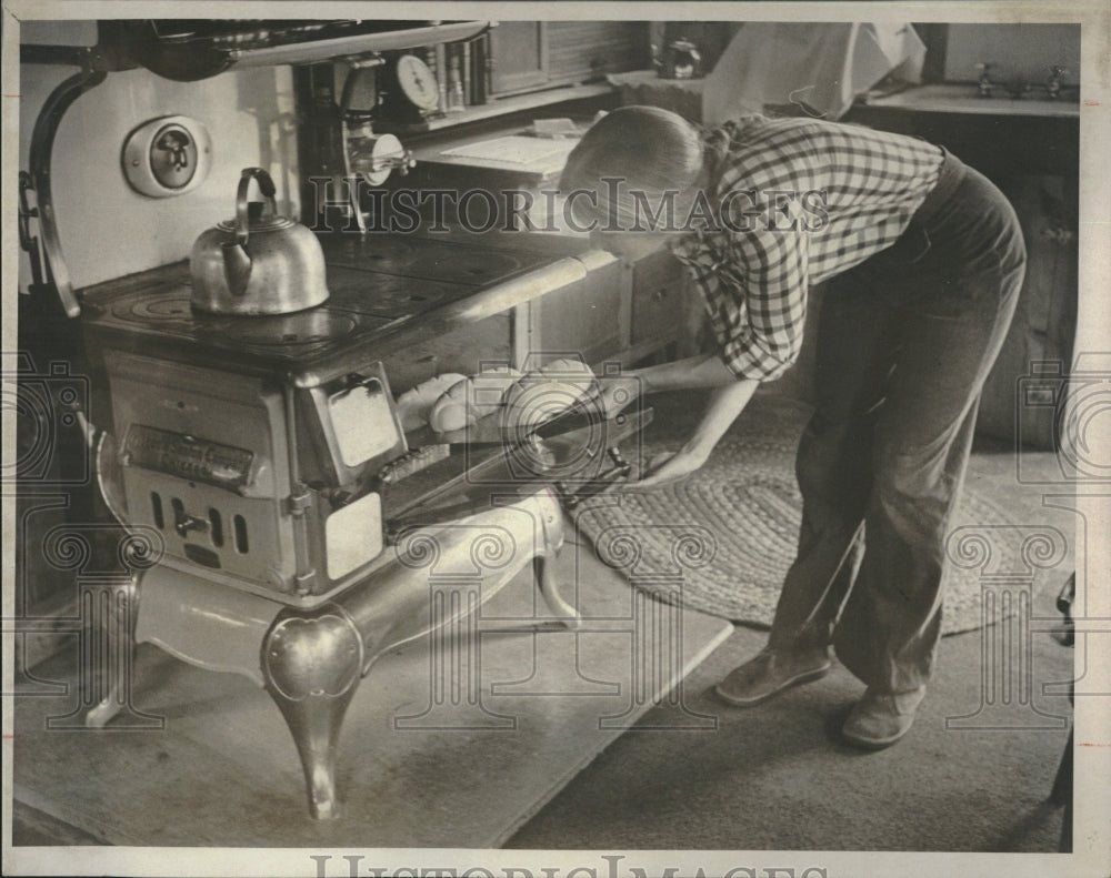 1977 Press Photo Wood Stove Center Kitchen Pam Hughes - RRV18423- Historic Images