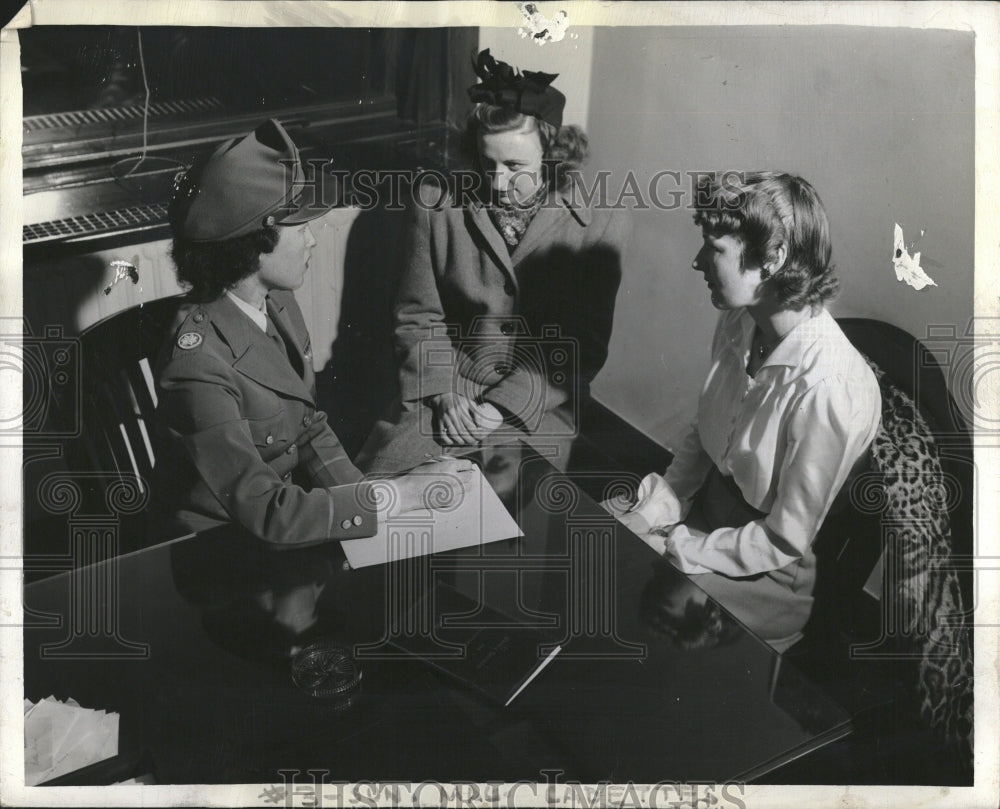 1943, WAAC Cadette Lieut Intervew Would-Be - RRV18919 - Historic Images