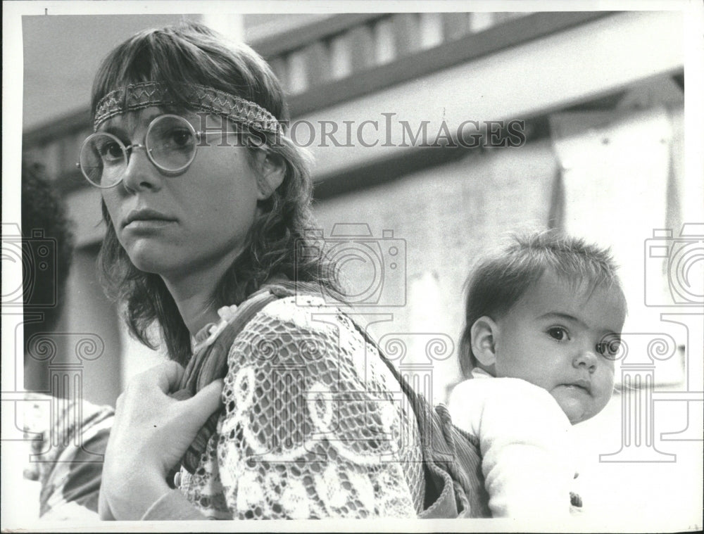 1985 Press Photo Actress McNichol Carrying Baby On Back - RRV19019 - Historic Images