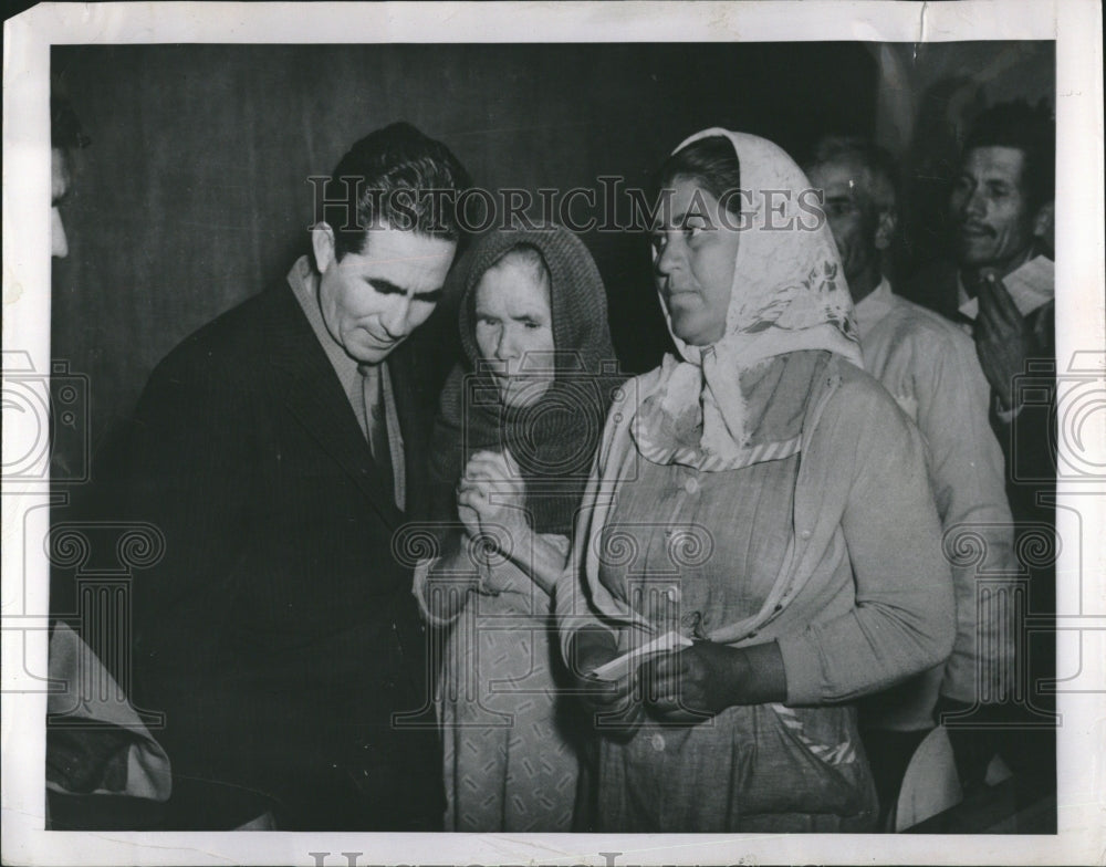 1954 Press Photo Mexico Maldonado Speaking With People - RRV19647 - Historic Images