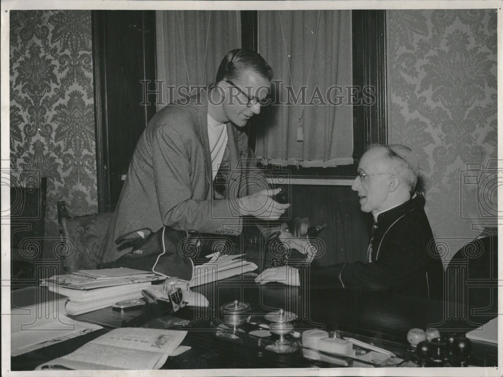 1968 Press Photo Denver Roving Report Interviewing - RRV19651 - Historic Images