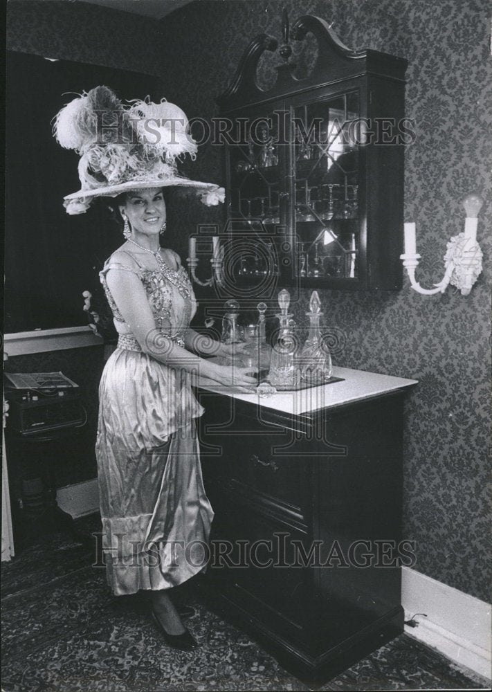1968 Press Photo Mrs. Bill Whitehurst Antique Home Bar - RRV20013 - Historic Images