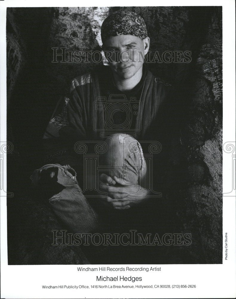 1992 Press Photo Recording artist Micheal Hedge - RRV20343 - Historic Images