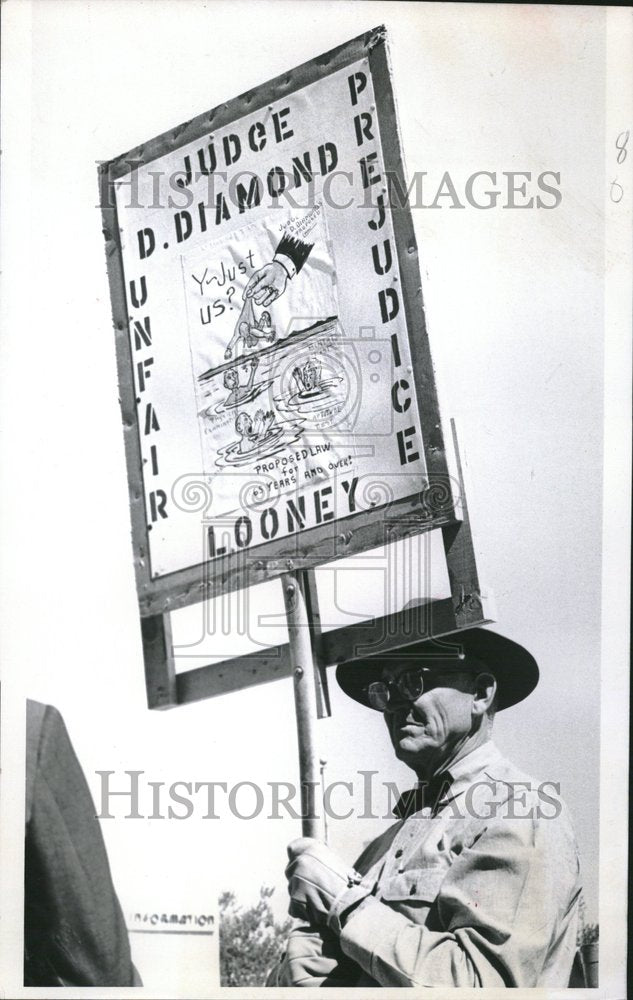 1967 Guy Looney, 68, pickets Judge Diamond-Historic Images
