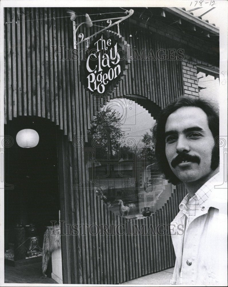 1970 Press Photo Tom Forte opens The Clay Pigeon - RRV20681 - Historic Images