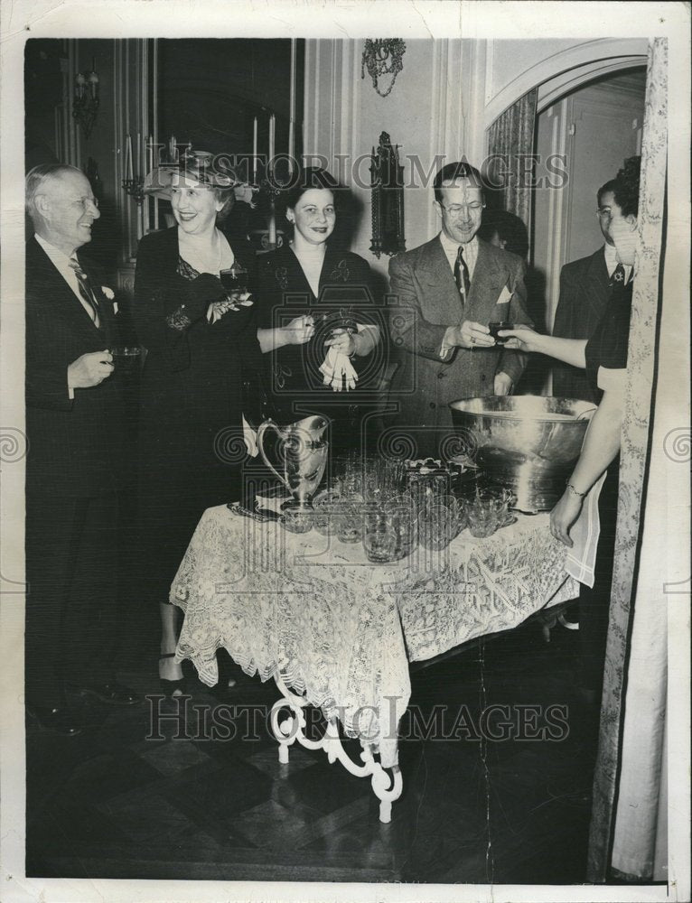 1949 Press Photo Harry Huffman Mrs Davis More Library - RRV21095 - Historic Images