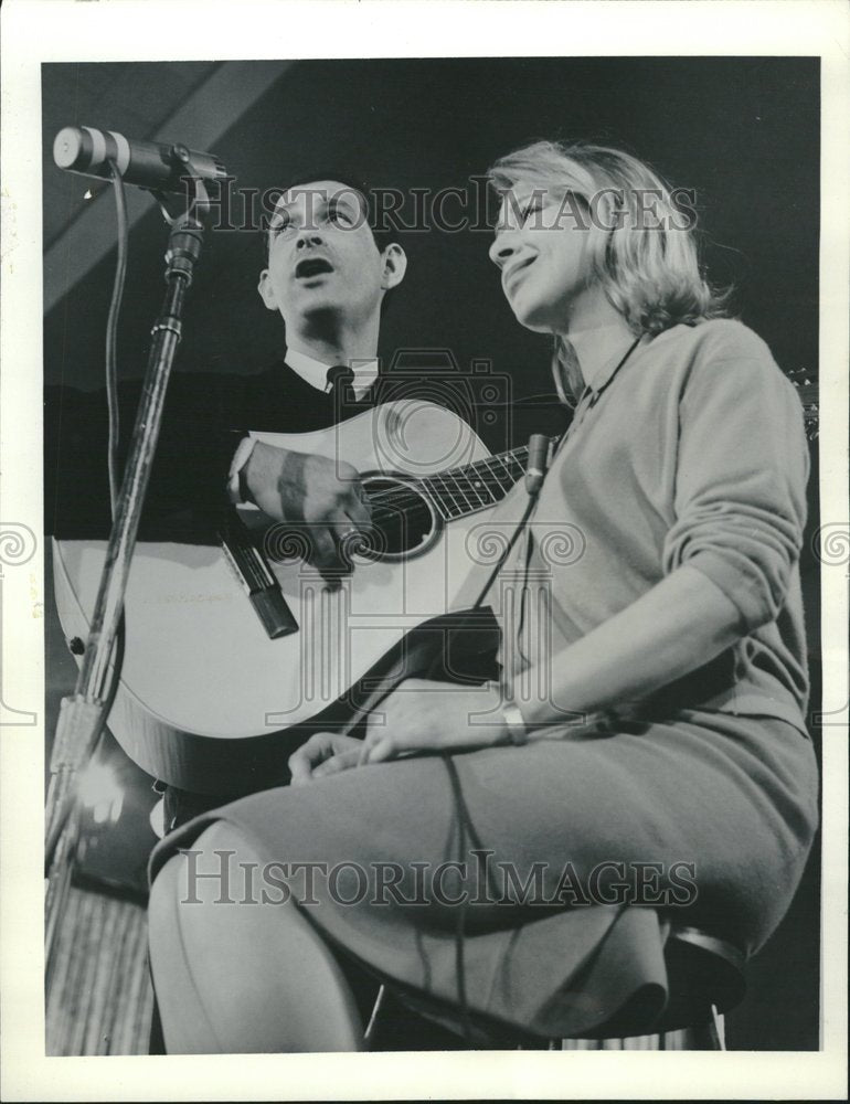 1963 Press Photo Folk singer Oscar Brand Shirley Rutger - RRV21131 - Historic Images