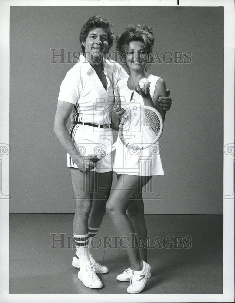 1987, Bill Hayes tennis bat woman photo pose - RRV21153 - Historic Images