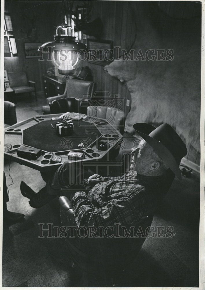 1969 Press Photo Lawrence Recalls Shooting Arctic Grizz - Historic Images