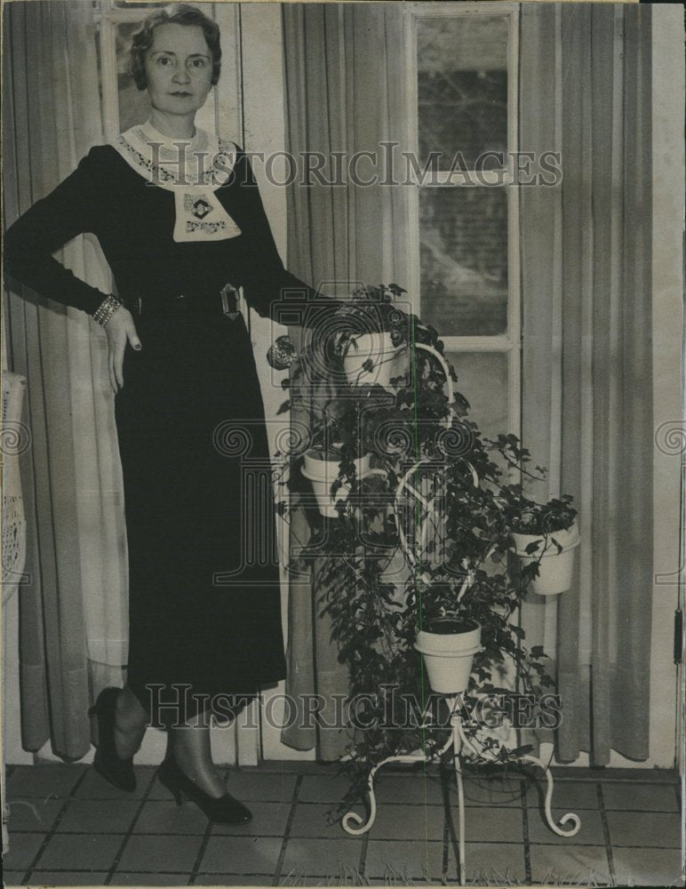 1935 Press Photo Edgar Wilson Mum picture flower Vase - RRV21423 - Historic Images
