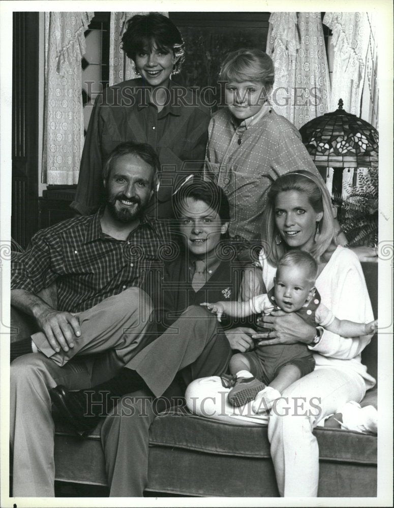 1985, Justine Bateman Michael Gross Family - RRV21579 - Historic Images