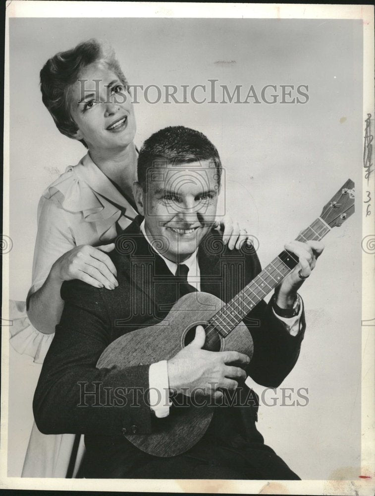 1959 Press Photo Peter Lind Hayes Mary Healy Musician - Historic Images