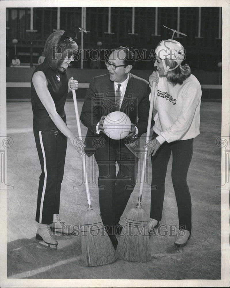 1968 Bunnies Take Up Hockey Lee Harris Wing - Historic Images