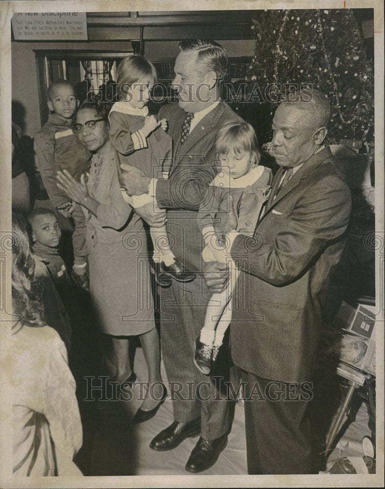 1967, Gov.John Love &amp; Hearne hold children. - RRV22657 - Historic Images