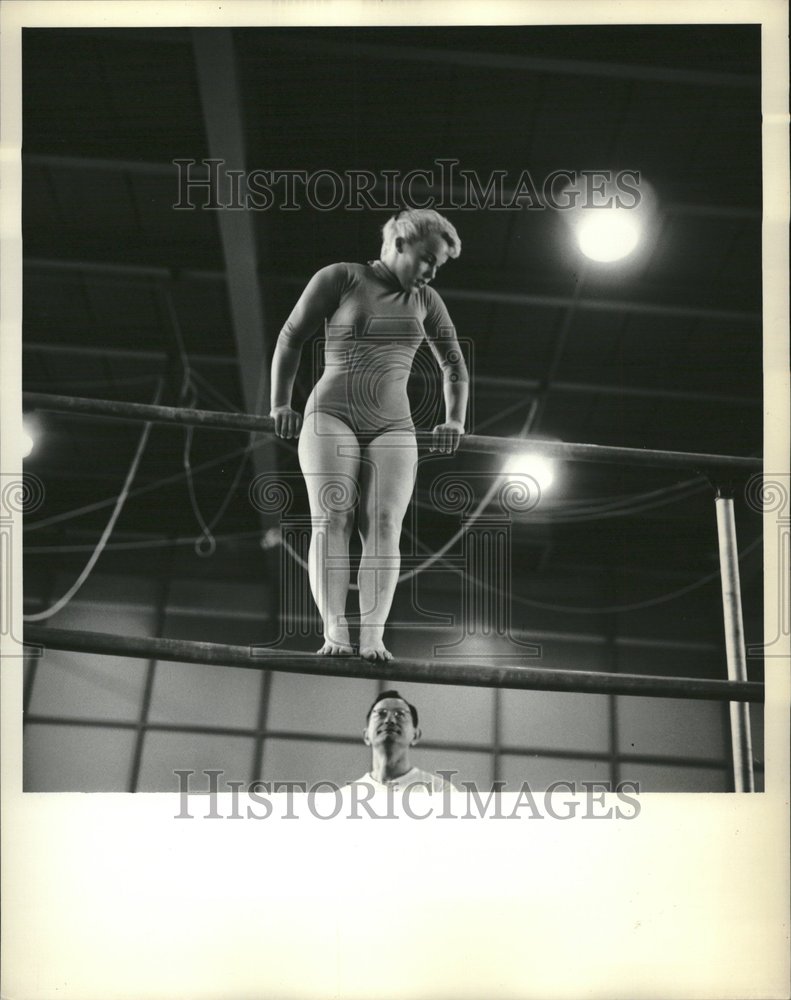 Press Photo Athletic Walking Wooden Stick Blalncing - RRV22807 - Historic Images