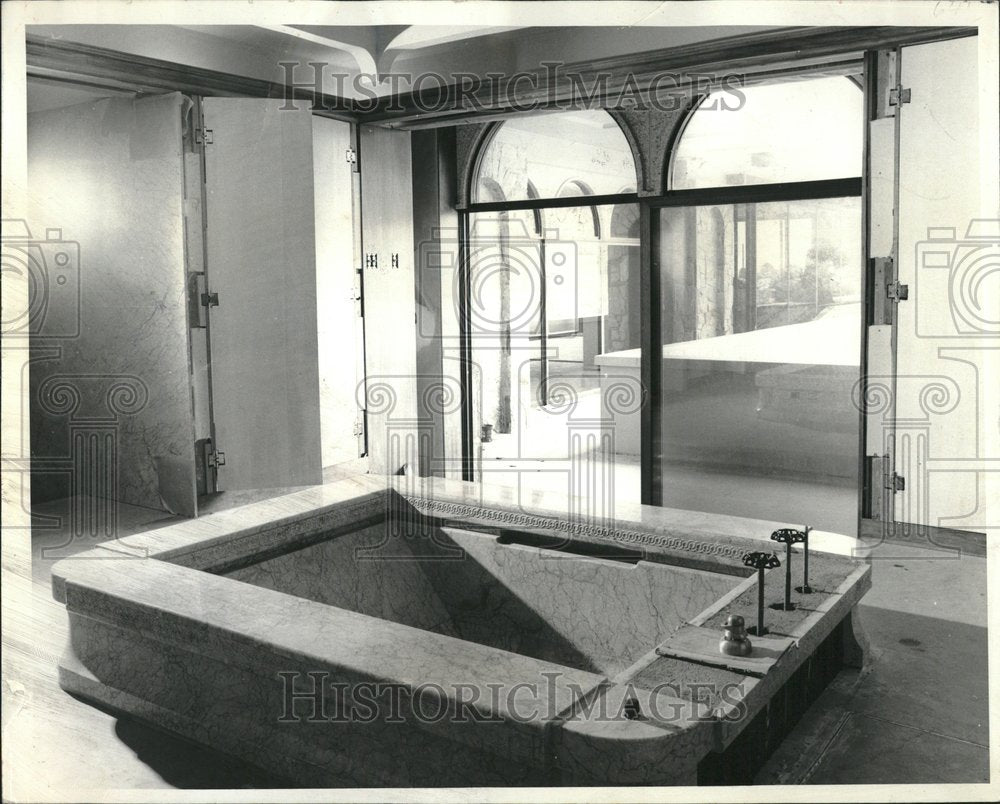 1969 Press Photo Bath Tub Feature Foot Marble Four Wall - Historic Images