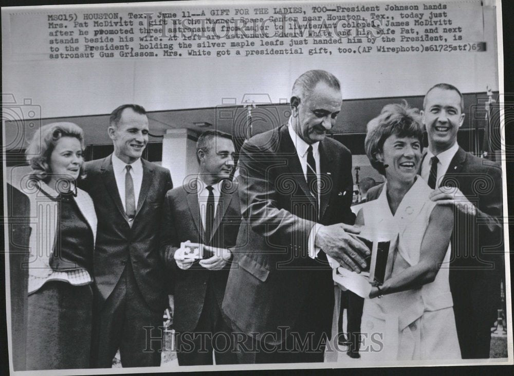 1965 Press Photo President Johnson Pat McDivitt Space - Historic Images