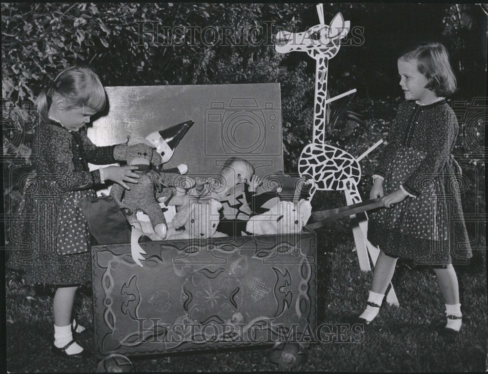 1954 Press Photo Cindy Douw Fonda painted toy cart - Historic Images
