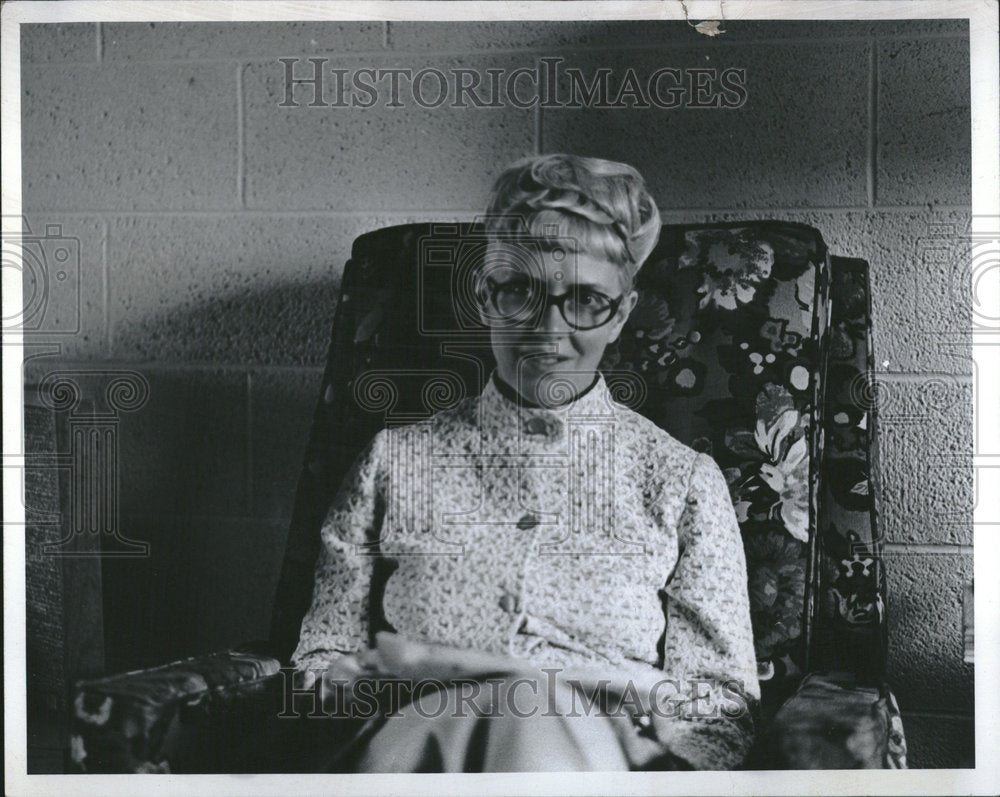 1973 Mrs Gladys Foster Du Economic Party - Historic Images