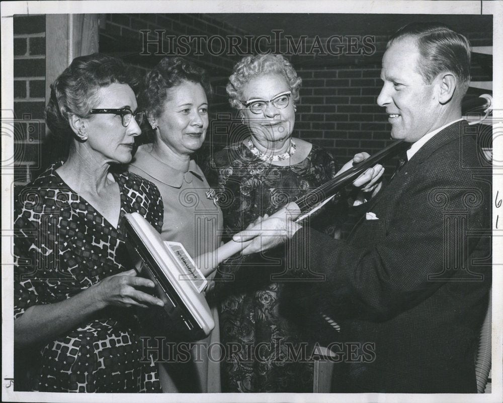 1960 Press Photo Grange Baking Women Whirlpool Mark XII - RRV23419 - Historic Images