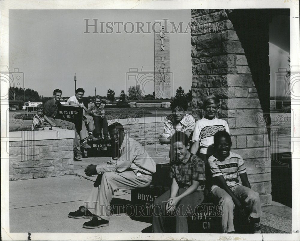 1957 Press Photo Tour Baggage Nine Members Boy Denver - RRV23659 - Historic Images