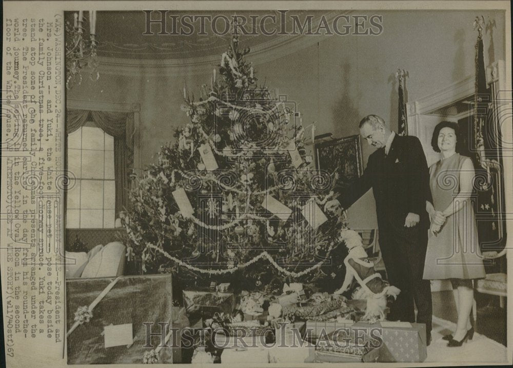 1967 Press Photo President, wife,Yaki at christmas tree - RRV23785 - Historic Images